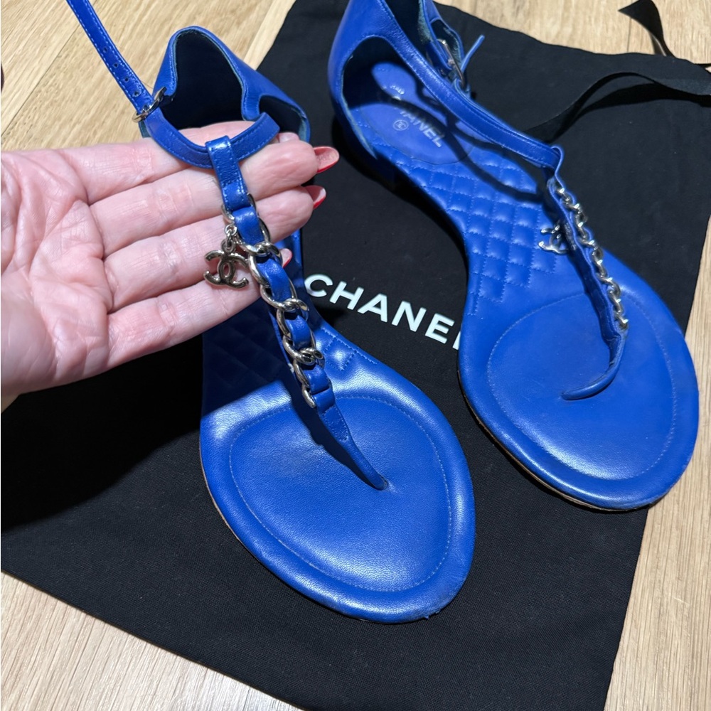 CHANEL Cobalt Blue Quilted Leather T-Strap Sandals with Chain Logo Charm